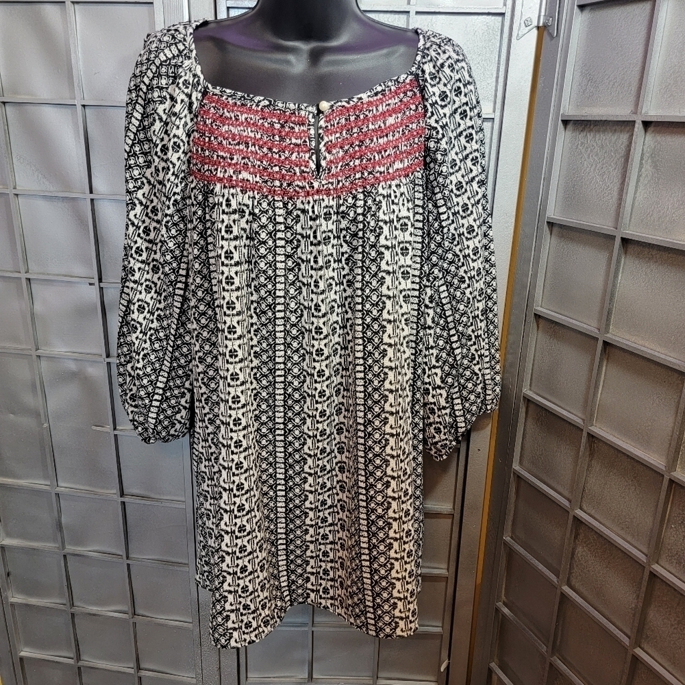 Gibson Latimer 2X 3/4 sleeve. Black, off white with red blouse